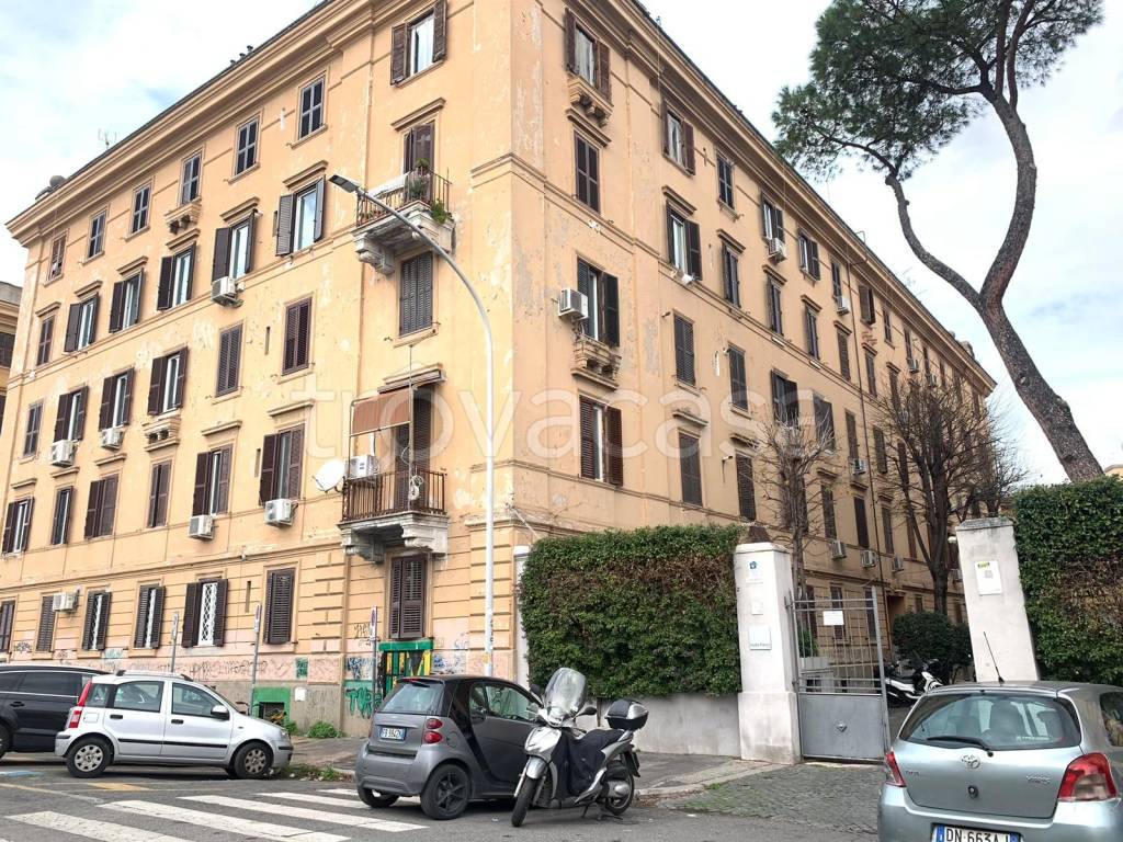 Appartamento in vendita a Roma via del Commercio, 12