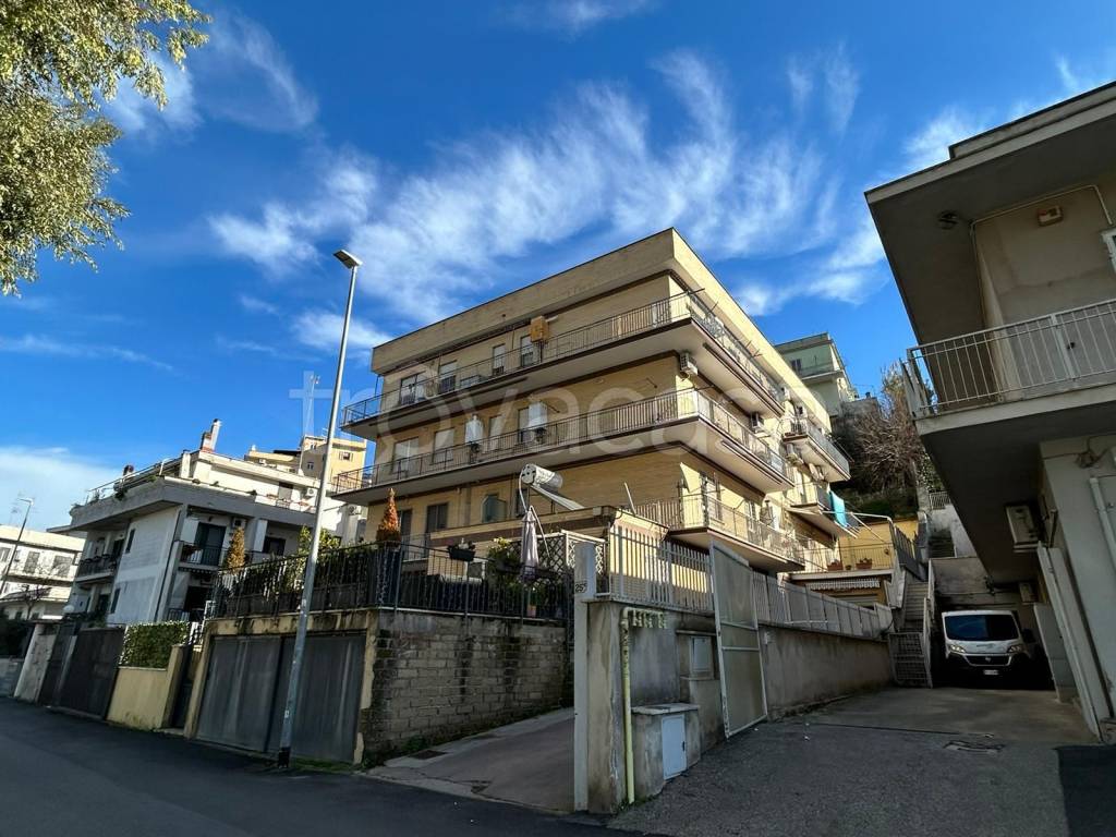Appartamento in vendita a Roma via Serravalle Scrivia