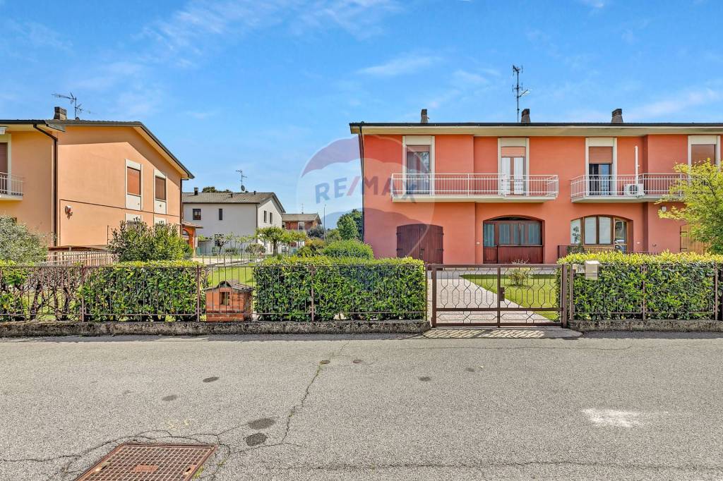 Casa Indipendente in vendita a San Giuliano Milanese via Pascarella, 9