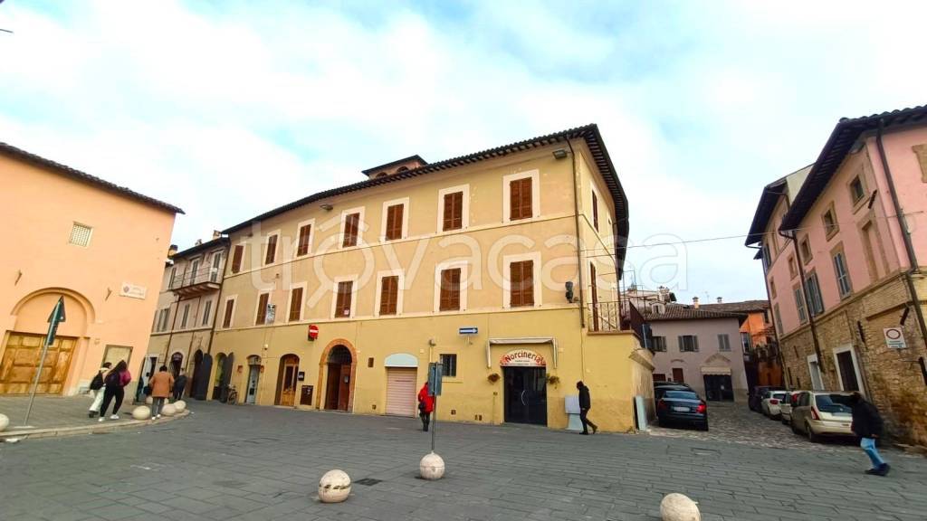 Intero Stabile in vendita a Foligno piazza San Domenico