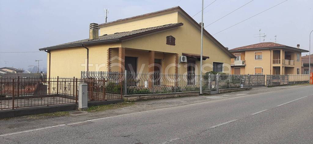 Villa in vendita a Castiglione delle Stiviere via Medole, 40