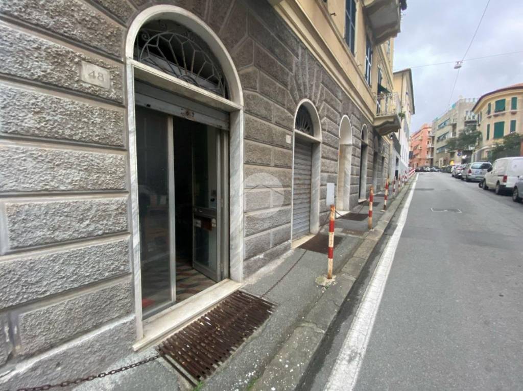 Magazzino in vendita a Genova industriale Via Teodoro II di Monferrato, 48
