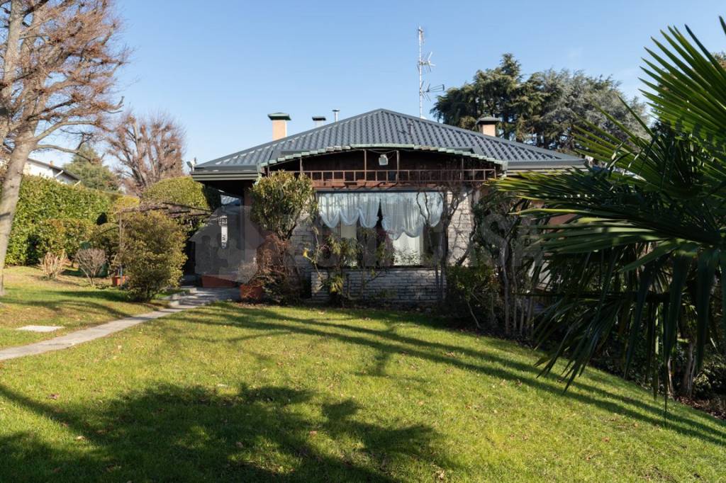 Villa in vendita a Cardano al Campo via f. Buffoni