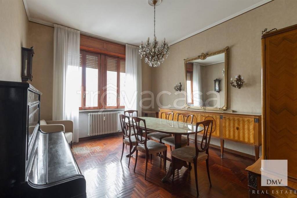 Appartamento in vendita a Milano via Caccialepori, 27