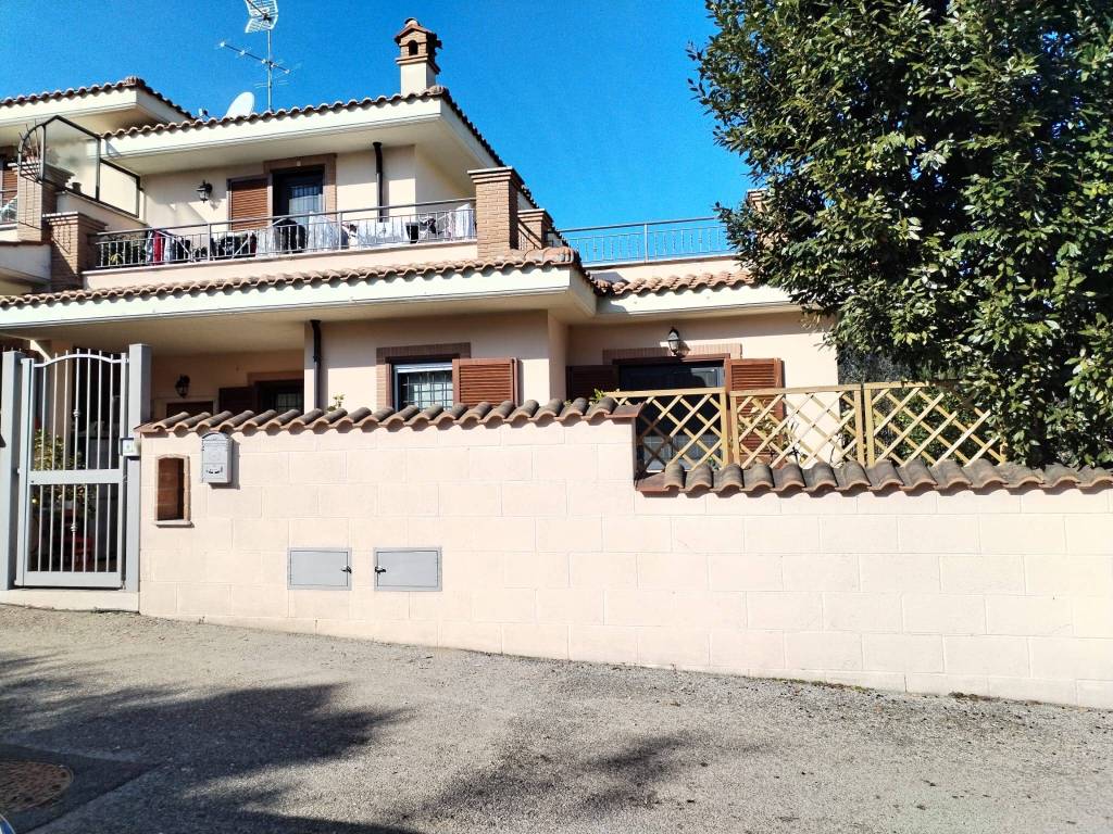 Villa a Schiera in vendita a Mentana via Piave, 18