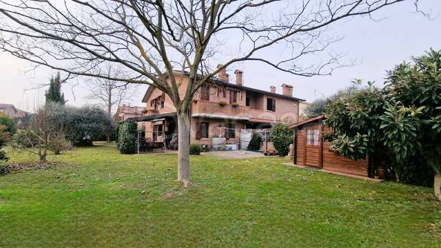 Villa Bifamiliare in vendita a Ferrara via Caro Massalongo, 21