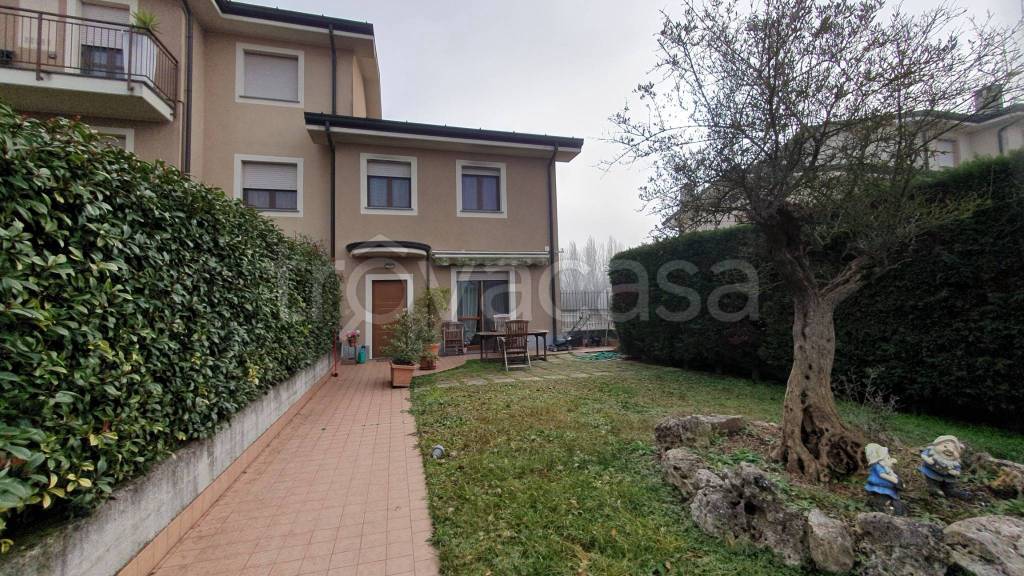 Villa a Schiera in vendita a Montanaso Lombardo via dei Glicini