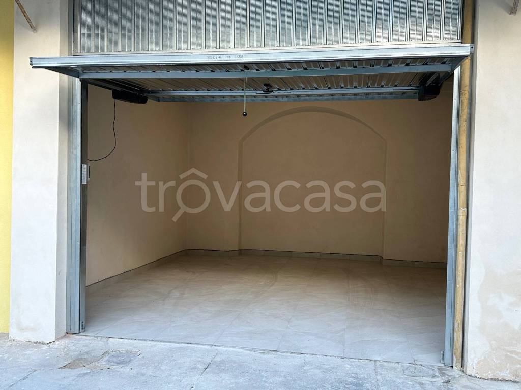 Garage in affitto a Varese via Fratelli Pavesi, 7
