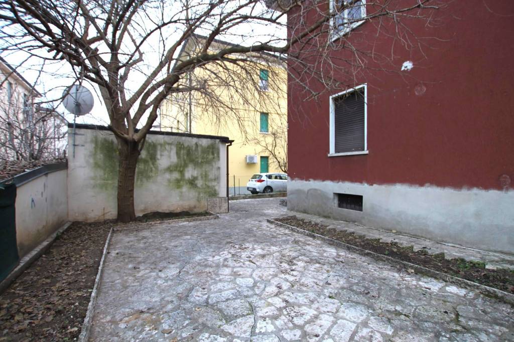 Casa Indipendente in vendita a Verona via Giulio Cesare Becelli, 10