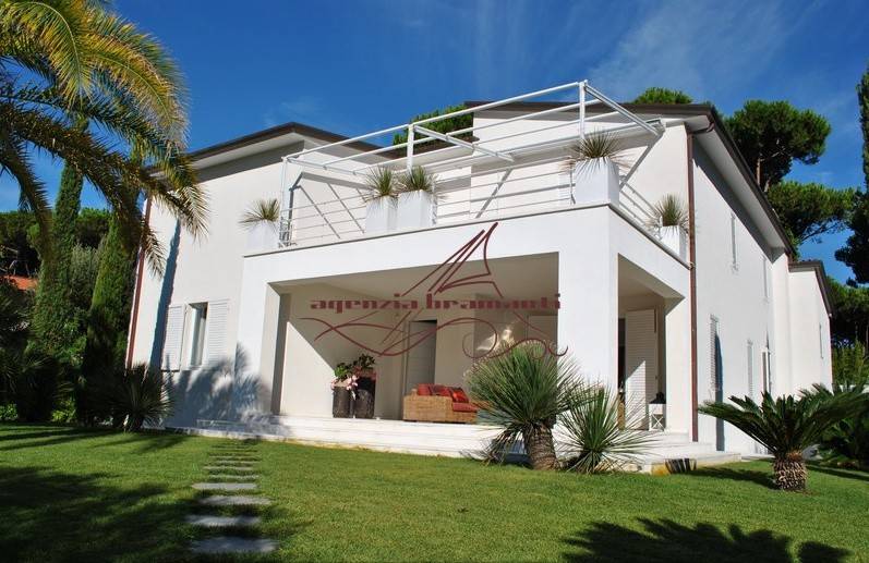 Villa in vendita a Forte dei Marmi via Andrea Doria