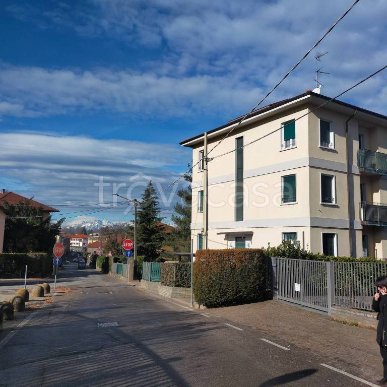 Appartamento in vendita ad Azzate via Isonzo, 17