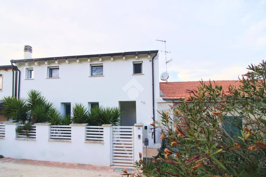 Villa Bifamiliare in vendita a Pescara via Strada del Palazzo, 36