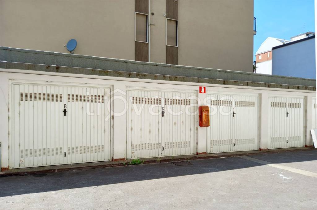 Garage in vendita a Milano via Derna, 15