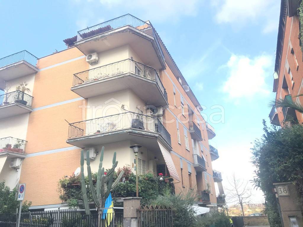 Appartamento in vendita a Roma via dell'Astore, 36