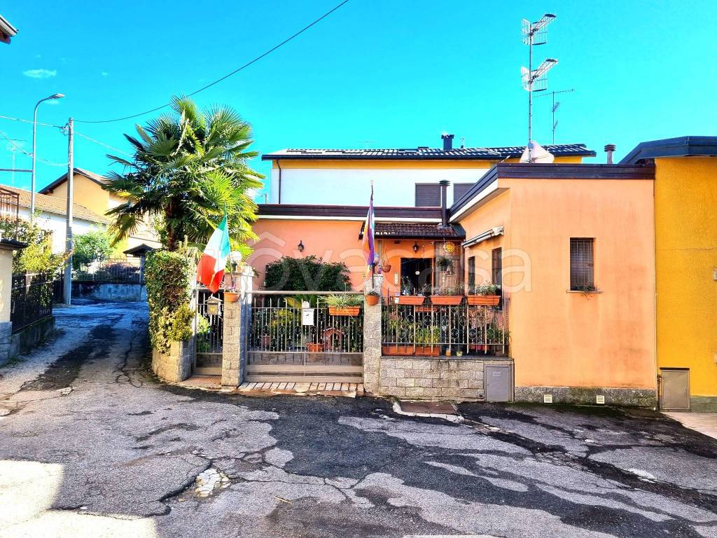 Villa a Schiera in vendita a Varese via Torbole, 7