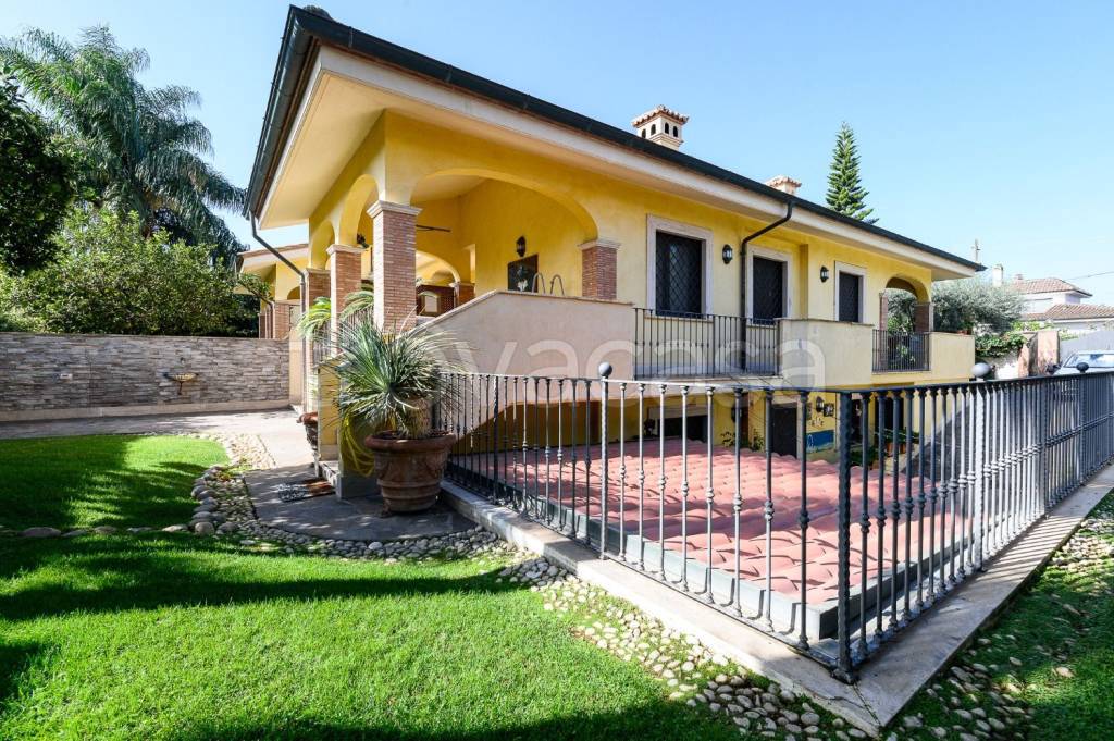 Villa in vendita a Roma via Luca Bati