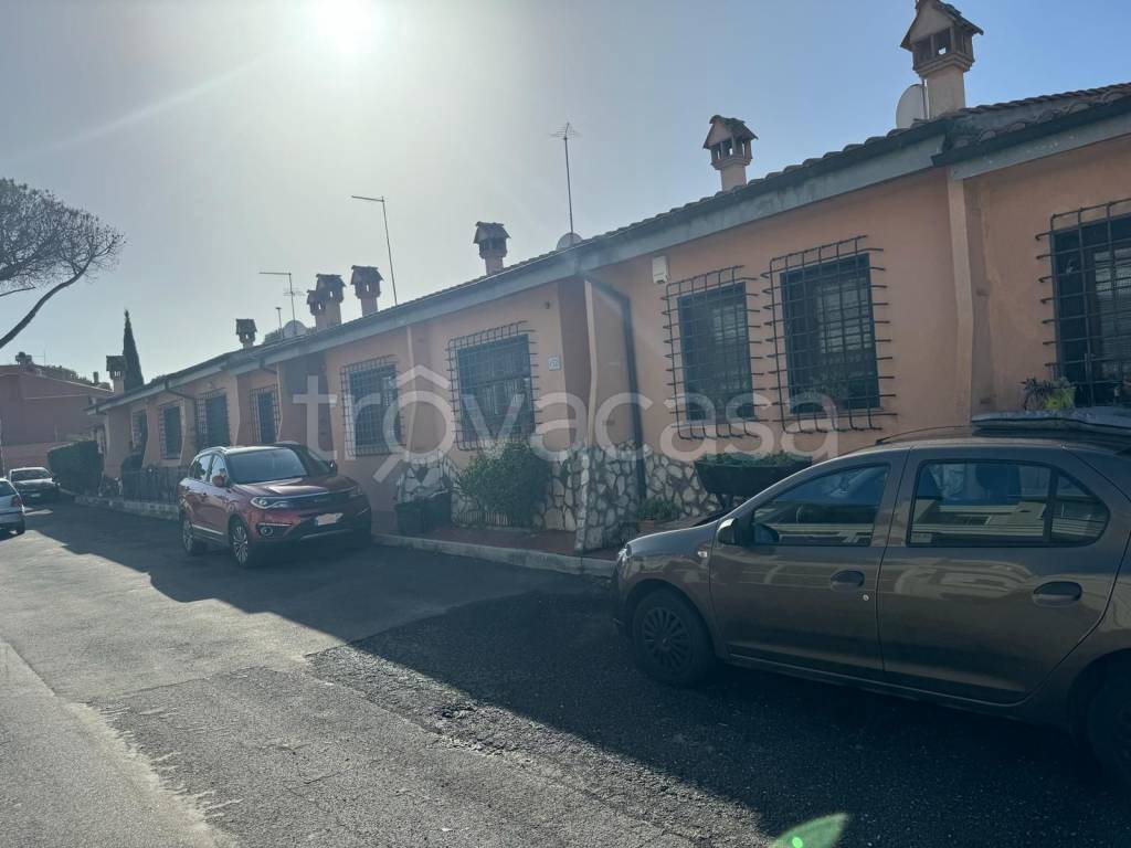 Appartamento in vendita a Roma via Predoi