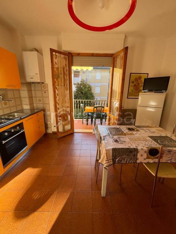 Appartamento in affitto a Follonica via Isola di Corsica, 20
