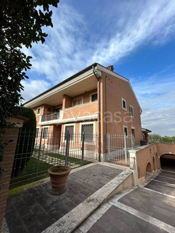 Villa Bifamiliare in vendita a Roma via al Quarto Miglio