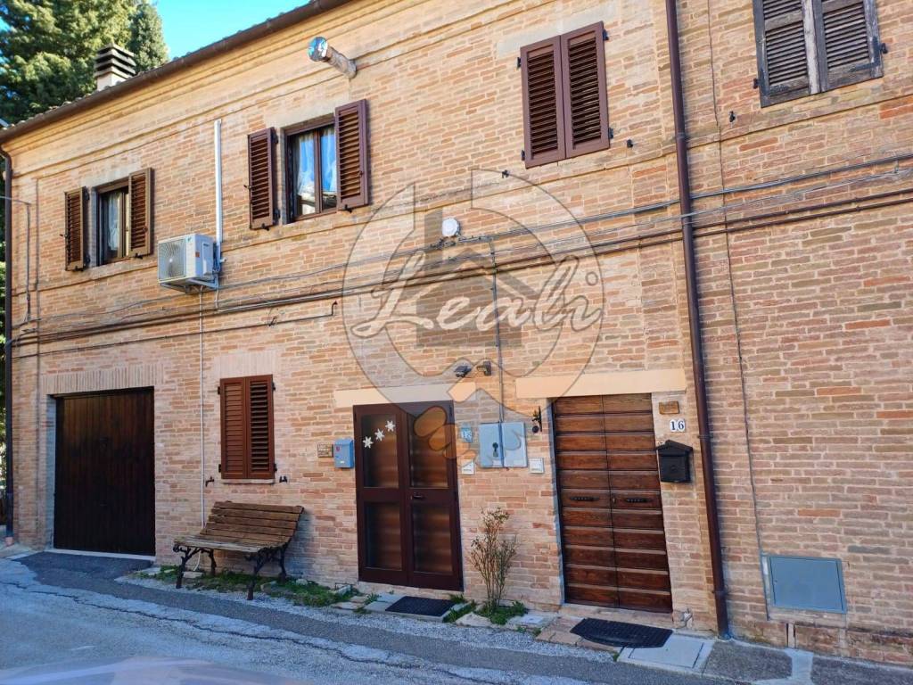 Appartamento in vendita a Serrapetrona via castello di borgiano, 16