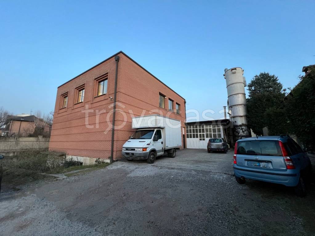 Capannone Industriale in vendita a Carugo via Luigi Cadorna, 65