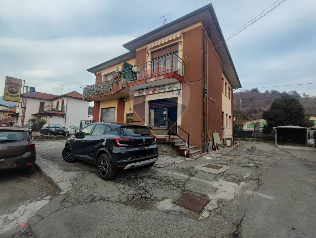 Negozio in vendita a Cocquio-Trevisago via Verdi, 50