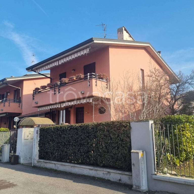 Villa Bifamiliare in vendita a Lodi via Pietro Ferrabini, 12