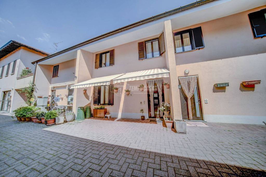 Villa a Schiera in vendita a Varallo Pombia via Martiri della Libertà