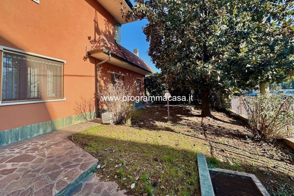 Villa Bifamiliare in vendita a Segrate via Toscana