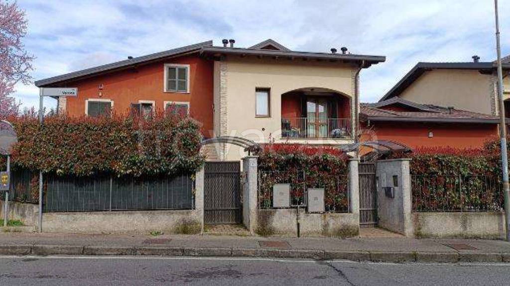 Villa a Schiera all'asta a Cantù via Verona, 3