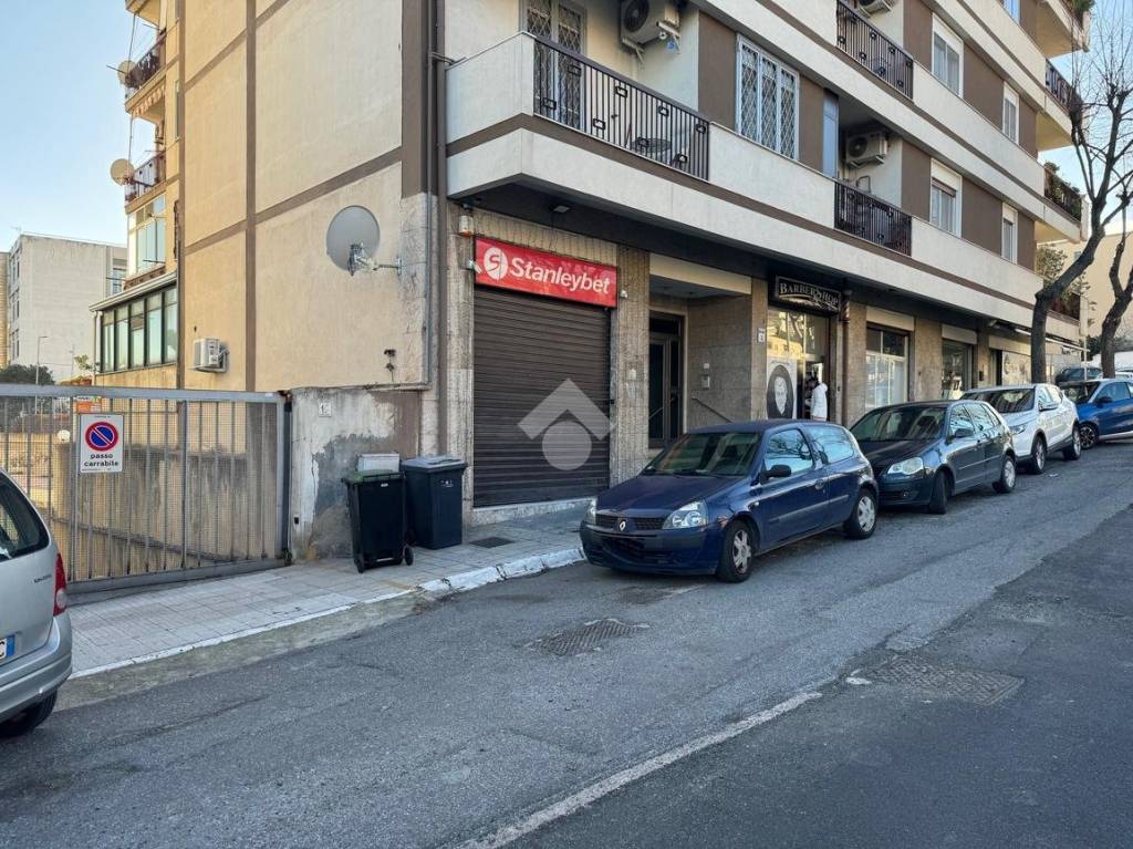 Negozio in affitto a Messina viale Annunziata, 3