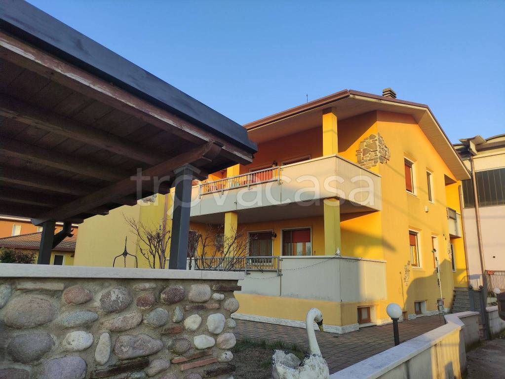 Villa Bifamiliare in in vendita da privato a Sommacampagna via Casa Quindici, 16