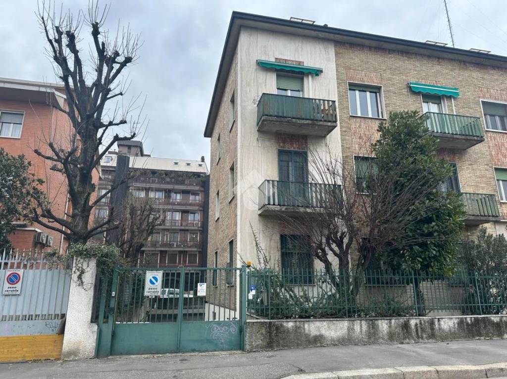 Garage in vendita a Milano viale Francesco Restelli, 49