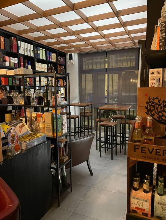 Enoteca/Wine Bar in in vendita da privato a Palermo via Mariano Stabile, 33