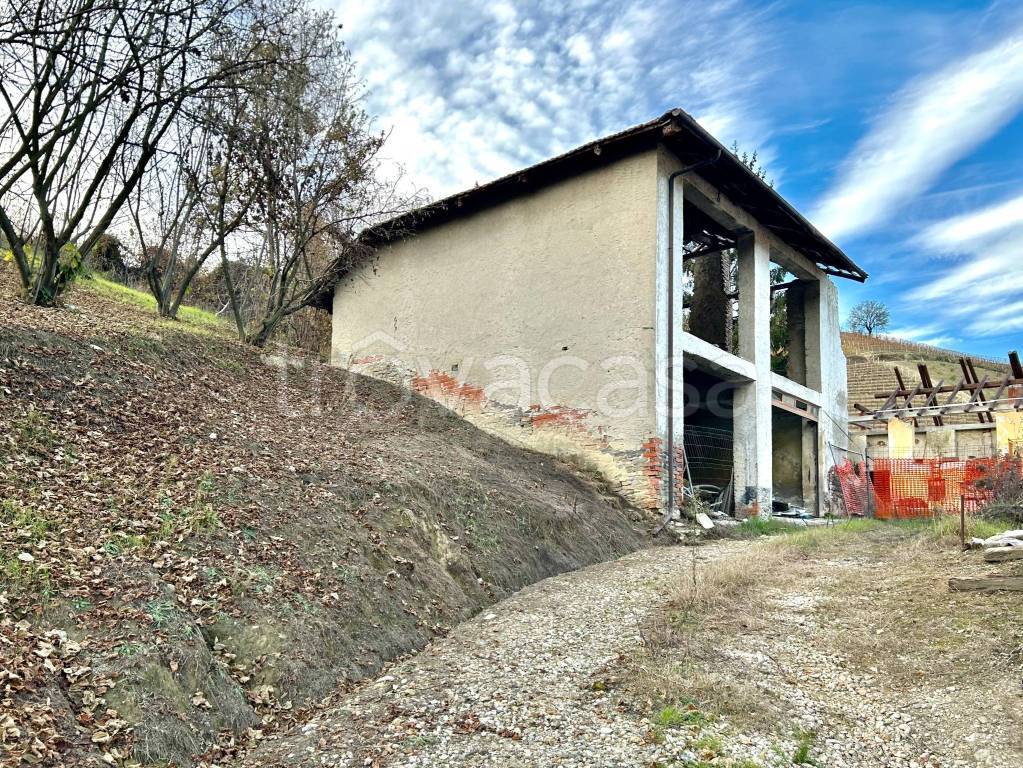 Rustico in vendita ad Alba frazione San Rocco Seno d'Elvio, 88