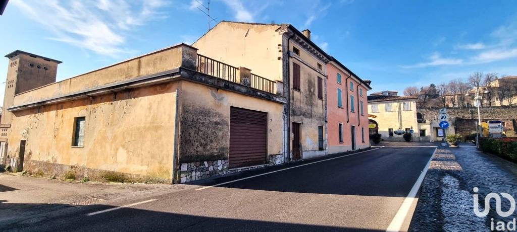 Villa in vendita a Volta Mantovana piazza Cantarana