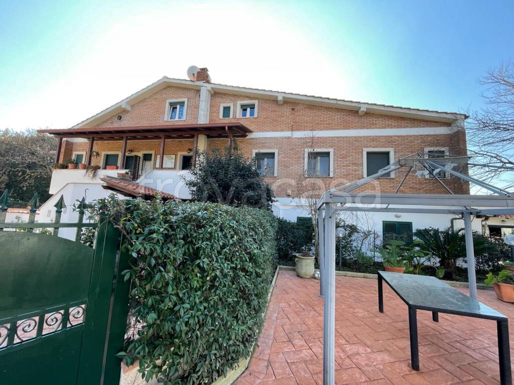 Villa Bifamiliare in vendita a Pomezia via Lago di Lugano, 44