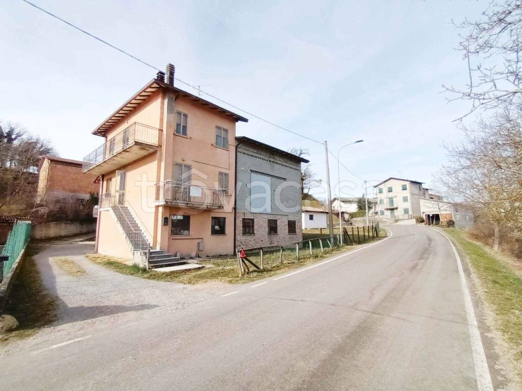 Villa in vendita a Castelnovo ne' Monti via Costa de' Grassi