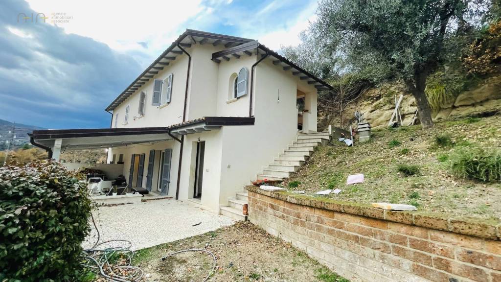 Villa a Schiera in vendita ad Ascoli Piceno via Bella Valle