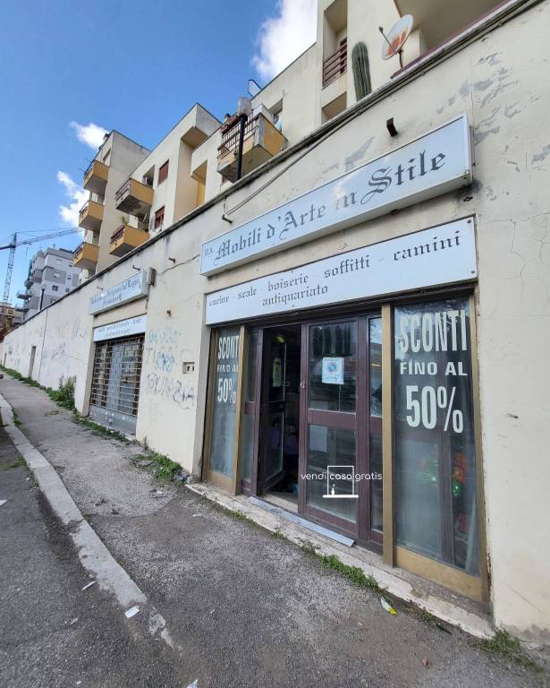 Magazzino in vendita a Pomezia via Santorre Santarosa