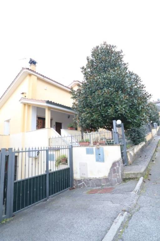 Villa Bifamiliare in vendita a Capena via Giro dei Pini