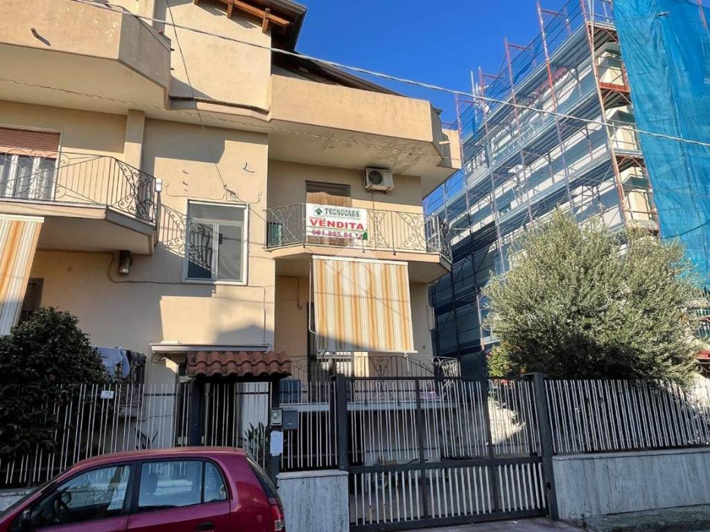 Appartamento in vendita a Lusciano via Carducci g., 29