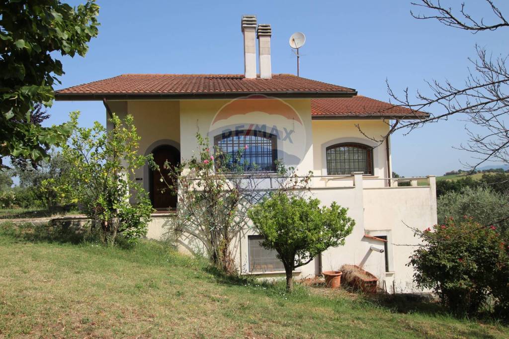 Villa in vendita a Fara in Sabina via Strada Difesa, 38/40