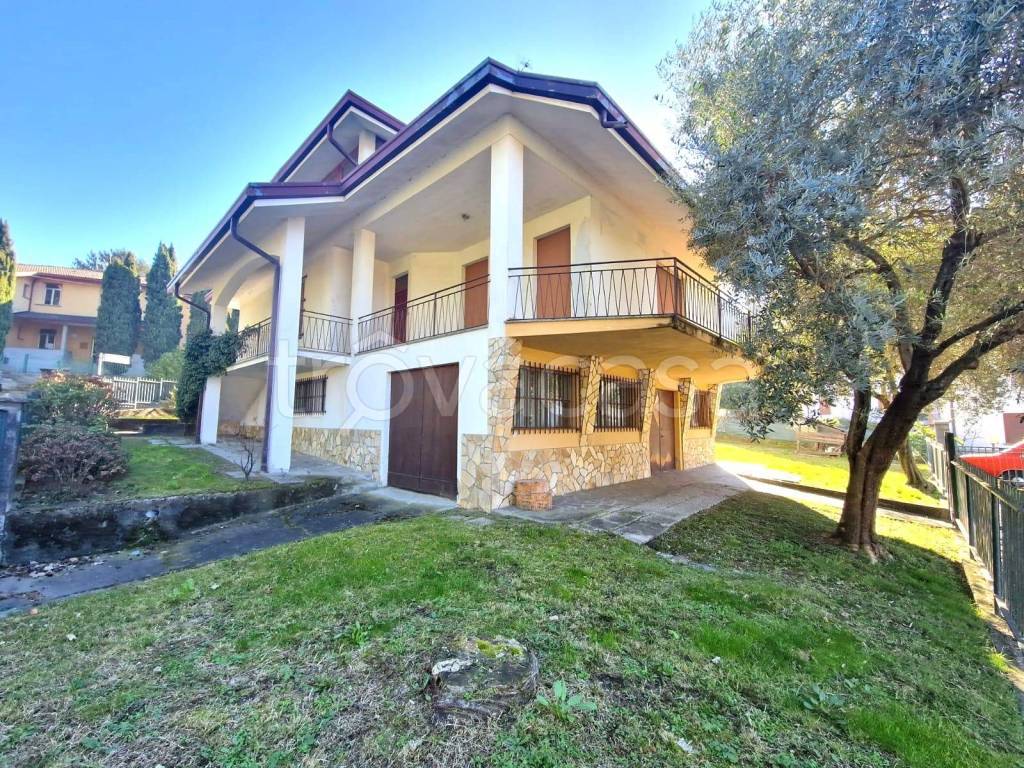 Villa in vendita a Colico via Laghetto