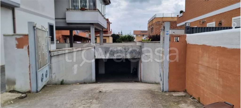 Garage in vendita a Pomezia via della bilancia, 1l