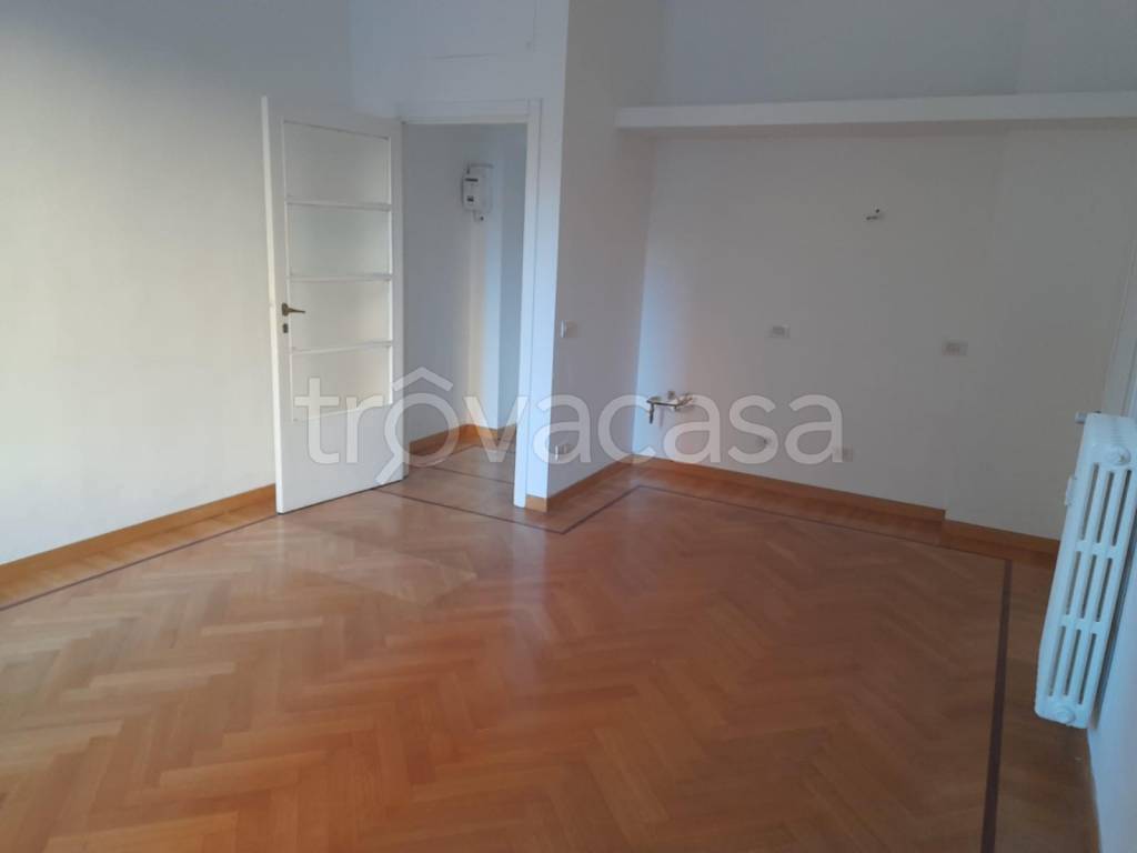 Appartamento in affitto a Milano via Sardegna, 35