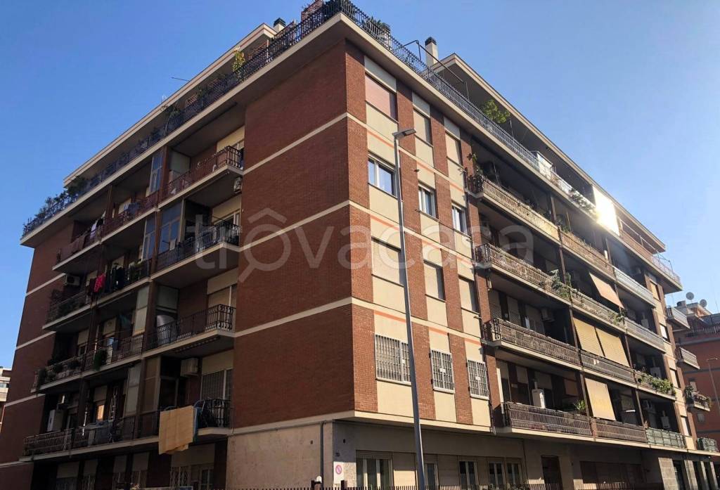 Appartamento in vendita a Roma via Raffaele De Cosa