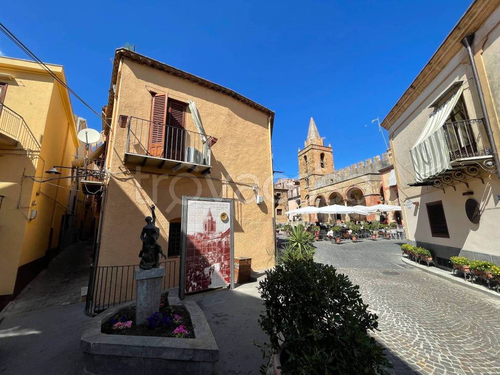 Intero Stabile in in vendita da privato a Castelbuono via Alduino Ventimiglia, 94