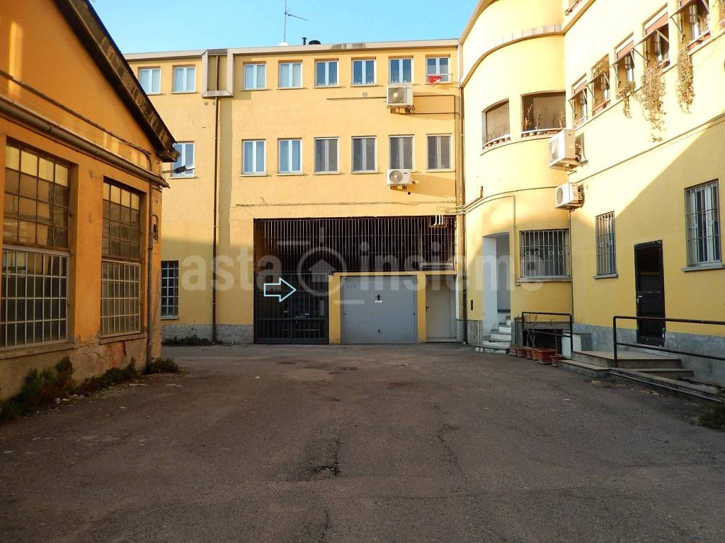 Garage in vendita a Milano via Guglielmo Guintellino,, 26