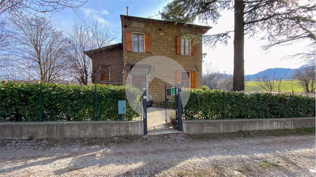 Casa Indipendente in vendita a Castelnovo ne' Monti via Salatte , 10